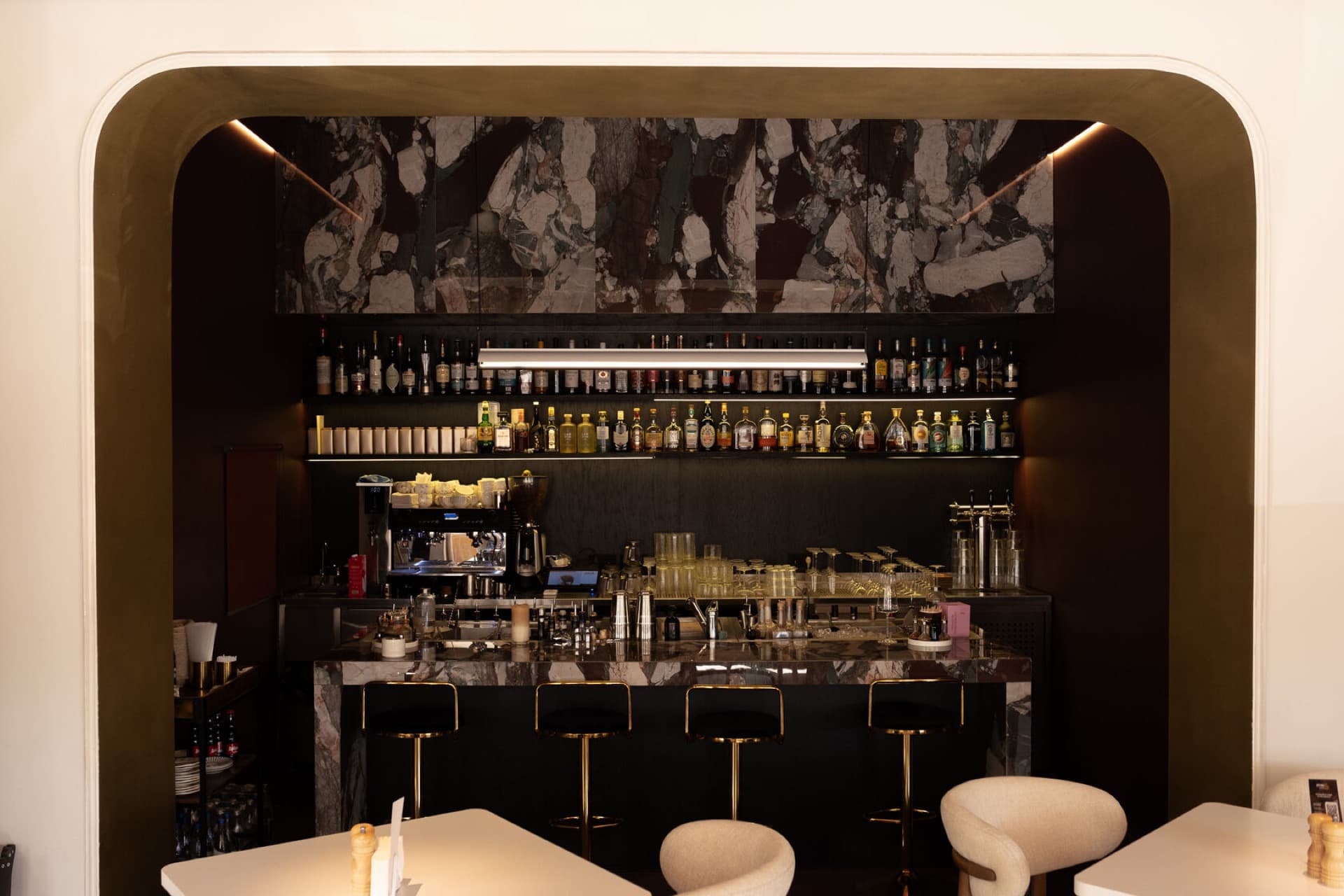 Интерьер рыбного ресторана Luna caffe: мрамор, бар, свет